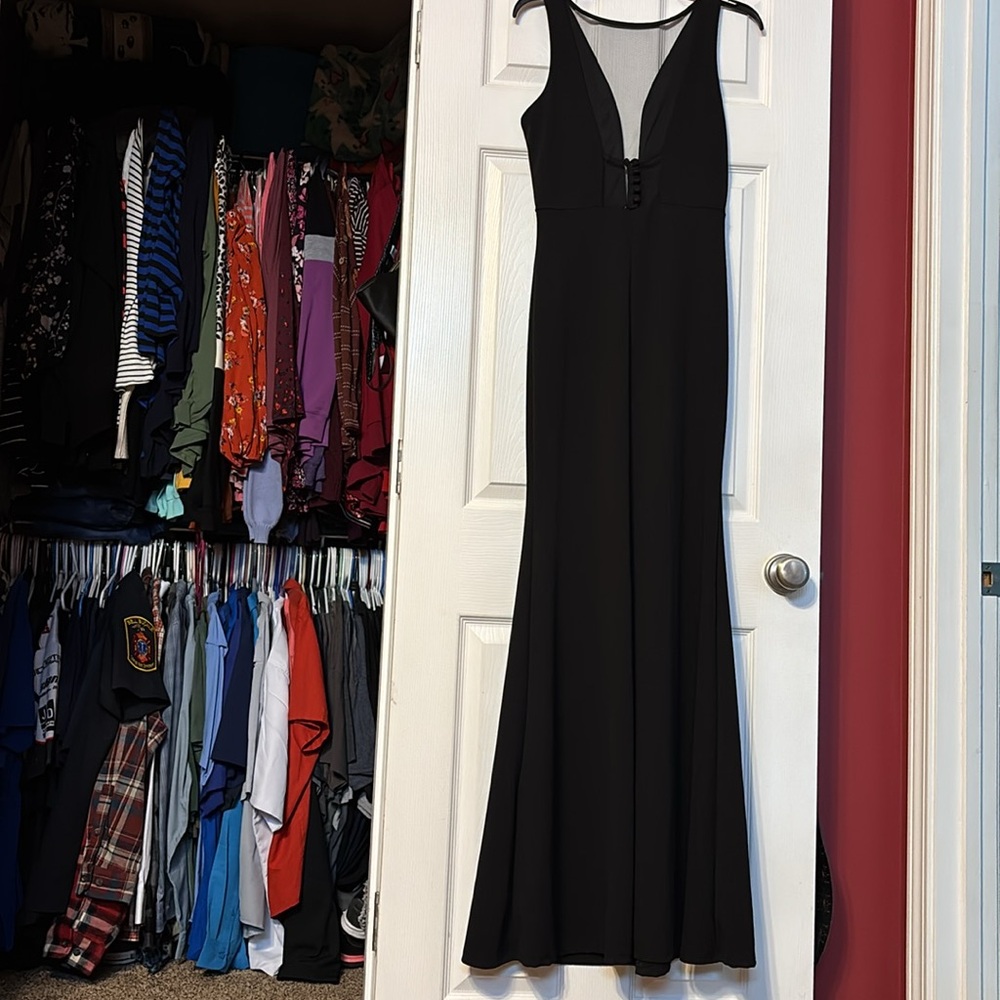 Windsor Black Sleeveless V-Neck Gown for Weddings, formals, cruises size medium